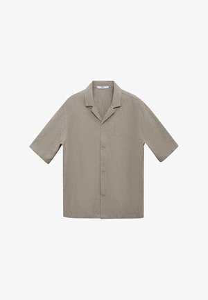 Koszula z krótkim rękawem, z kołnierzykiem, zapinana na guziki w jasnoszarym materiale z delikatnym wzorem teksturowym i luźnym krojem. Widoczne cztery guziki z przodu.