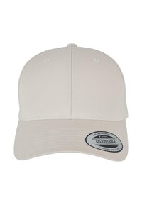 Justerbar cap i lys beige stof med en buet skygge, der har broderede syninger og et rundt sort mærke på siden.
