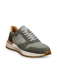 Sneaker grigio e verde oliva con una tomaia in suede, accento bianco sul tallone e suola beige. Punta arrotondata con finitura testurizzata e lacci.