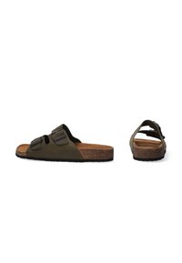 Braune Korksohle-Sandalen mit olivgrünen synthetischen Riemen, ausgestattet mit zwei verstellbaren Schnallen und einem offenen Rücken-Design.