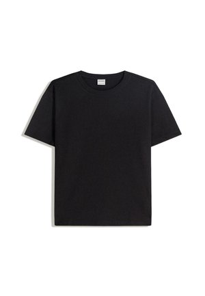 Svart t-shirt med rund hals i bomull och korta ärmar. Har en avslappnad passform och saknar mönster eller detaljer, vilket ger en mjuk textur.