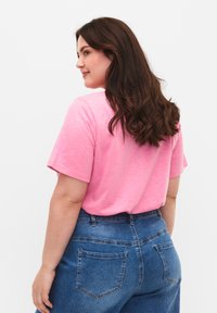 Zizzi SHORT-SLEEVED WITH V-NECK - Jednoduché tričko - rosebloom