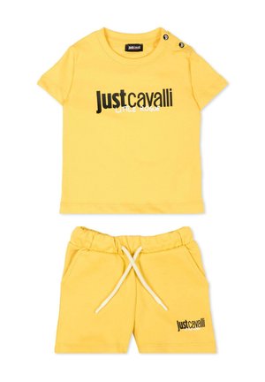 Geel peuterset met een top met korte mouwen en elastische shorts, beide met het "Just Cavalli Little Rogue" logo in zwart en wit.