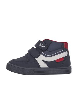 Marineblau hohe Sneakers mit weißen und roten Akzenten, ausgestattet mit einem Klettverschluss und strukturiertem Material. Gummisohle mit sportlichen Designelementen.