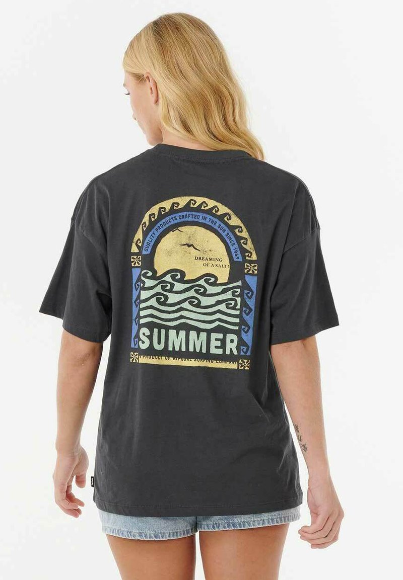 Schwarzes Baumwoll-T-Shirt mit einem bunten grafischen Design auf der Rückseite, das Wellen, eine Sonne und das Wort "SUMMER" in großen Buchstaben darstellt.