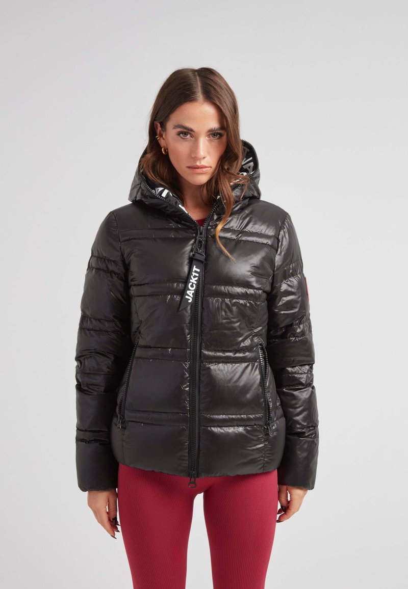 Svart puffer-jacka med en glänsande, quiltad design, elastiska manschetter och dragkedja fram. Inkluderar en huva med kontrasterande foder.