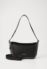 Borsa a spalla nera in pelle con un accento intrecciato, cuciture in contrasto e tracolla regolabile. Il logo è visibile sulla parte anteriore.