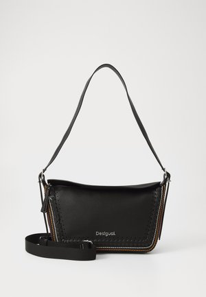 Borsa a spalla nera in pelle con un accento intrecciato, cuciture in contrasto e tracolla regolabile. Il logo è visibile sulla parte anteriore.