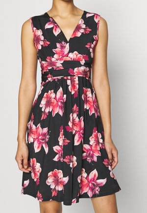 Czarna sukienka bez rękawów z różowo-czerwonym kwiatowym wzorem, dopasowaną talią i dekoltem w kształcie litery V, noszona przez osobę na jednolitym tle.