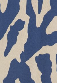 Blauer und cremfarbener Stoff mit einem Camouflage-Muster, das unregelmäßige Formen und eine glatte Textur aufweist, geeignet für Polsterungen oder Modeartikel.