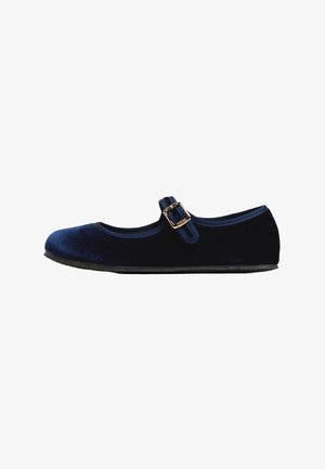 Zapato plano Mary Jane de terciopelo azul marino con una correa con hebilla dorada y suela negra, mostrado de perfil sobre fondo blanco.