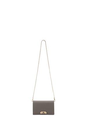 Graue Leder-Umhängetasche mit einem Verschluss in Goldoptik, rechteckiger Form und Kettenriemen. Glatte Textur und minimalistisches Design.