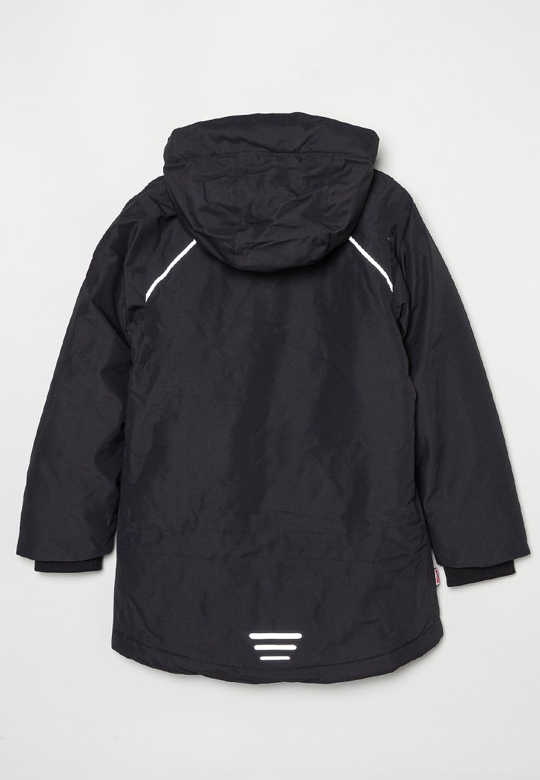 Schwarze wasserdichte Jacke mit Kapuze, ausgestattet mit reflektierenden Akzenten, langen Ärmeln und abgerundetem Saum. Glatte Textur und minimalistisches Design.