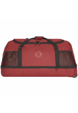 Borsa a duffel rossa con accenti neri, dotata di due maniglie, chiusura con zip e pannelli laterali in rete per la ventilazione.