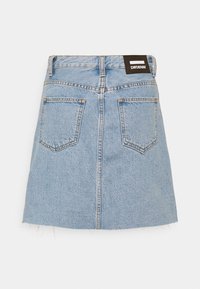 Falda en forma de A de denim azul claro con un dobladillo deshilachado, que cuenta con dos bolsillos traseros y una etiqueta de marca negra en la cinturilla.