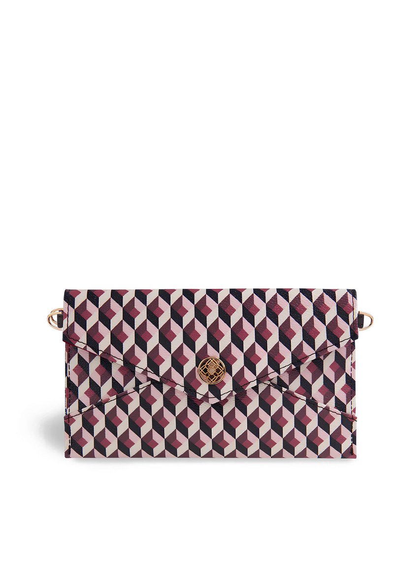 Geconfectioneerde clutch in tinten roze, zwart en wit; heeft een envelopdesign met een goudkleurige knoopsluiting en riembevestigingen.