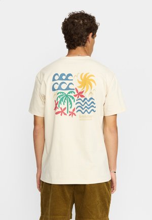 Crème katoenen T-shirt met een kleurrijk grafisch ontwerp op de achterkant, met golven, zon, palmbomen en bloemen. Korte mouwen, ontspannen pasvorm.