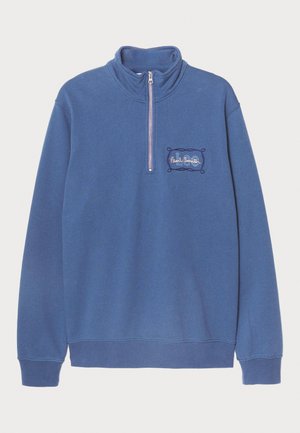 Blauwe sweatshirt met een hoge kraag en halve ritssluiting. Geborduurd logo op de linkerkant van de borst en ribgebreide manchetten en zoom. Zachte katoenmix stof.