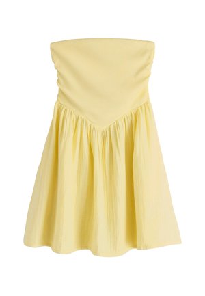 Schulterfreies gelbes Kleid mit figurbetontem, geripptem Oberteil und gerafftem, fließendem Rock, auf weißem Hintergrund dargestellt.