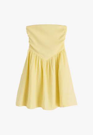Schulterfreies gelbes Kleid mit figurbetontem, geripptem Oberteil und gerafftem, fließendem Rock, auf weißem Hintergrund dargestellt.