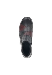 Zapato de cuero negro y burdeos con un lado con cremallera, que presenta una punta redonda y un diseño superior texturizado con múltiples paneles curvados.