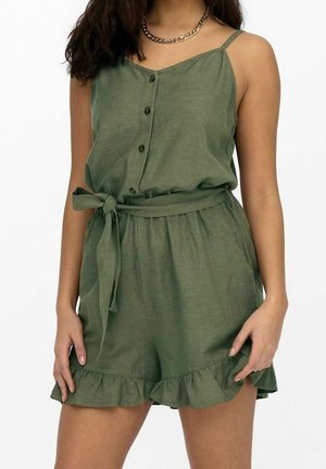 Zielony lniany kombinezon z zapięciem na guziki z przodu, regulowanymi cienkimi ramiączkami, wiązanym w talii oraz falbanami na spodenkach.