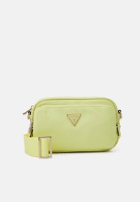 Borsa a tracolla verde in nylon con chiusura a zip, logo Guess in tonalità oro e tracolla in tessuto regolabile. Texture liscia e forma rettangolare.