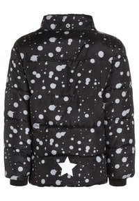 Černá péřová bunda s bílým skvrnitým vzorem, s hvězdným akcentem na zadní části, se zipovým zapínáním a měkkou prošívanou texturou.