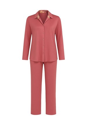 Langarm dusty rose blouse met knopen en bijpassende rechte broek met bloemmotief aan de binnenkraag, afgebeeld op een witte achtergrond.