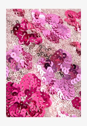 Rožinė ir sidabrinė blizgučių medžiaga, kurioje yra apvalių blizgučių skirtingų rožinės atspalvių, išdėstyta persidengiančiais raštais, sukuriančiais tekstūruotą paviršių.