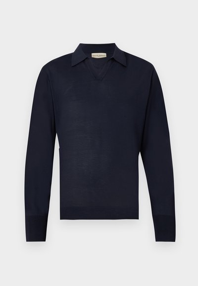 Μπλε ναυτικό πουλόβερ με μακριά μανίκια, γιακά σε σχήμα V και ριμπ μανσέτες, παρουσιάζεται σε επίπεδο ανοιχτό γκρι φόντο.