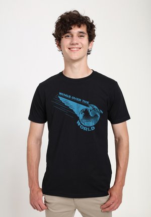 Sort t-shirt med et blåt grafisk design med teksten "VINGER OVER VERDEN" og et billede af Jorden, set forfra.