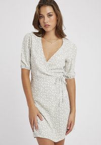 BZB CACHE COEUR IMPRIMÉE FLORAL - Robe de jour - vert clair