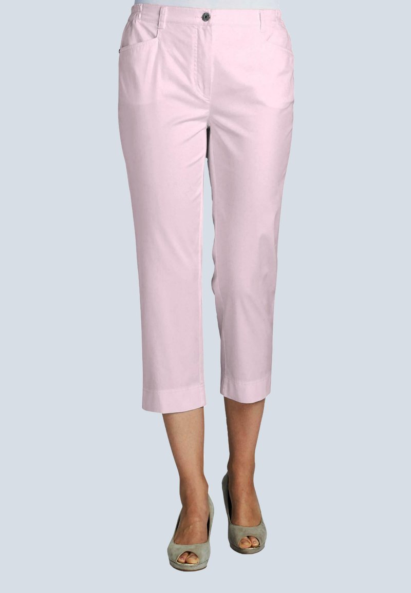 Lichtroze cropped broek met een rechte snit, voorzien van voorzakken en een knoopsluiting, gecombineerd met grijze open teen hakken.