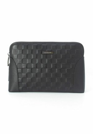 Pochette en cuir noir texturé avec motif damier, fermeture éclair et petite plaque métallique rectangulaire de la marque portant l'inscription "CYCAS D'OR".