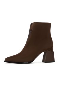 BLOCK  WITH FRONT ZIPPER - Magassarkú bokacsizmák - brown