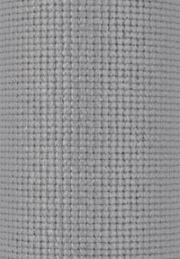 Grå vævet stof med et tekstureret gittermønster, lavet af syntetiske fibre. Overfladen er let blank med en blød glans.