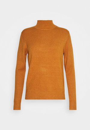 Pull en maille orange brûlé à manches longues avec col cheminée côtelé, poignets et ourlet, sur fond blanc uni.