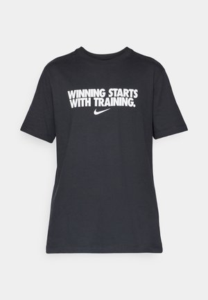 Sort bomulds T-shirt med hvid tekst, der læser "SEJRER STARTER MED TRÆNING." Nike-logo under teksten. Rund halsudskæring.