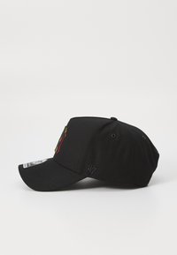 Cappello nero con un logo ricamato colorato sulla parte frontale, visiera curva e occhielli in metallo per la ventilazione. Branding discreto sul lato.