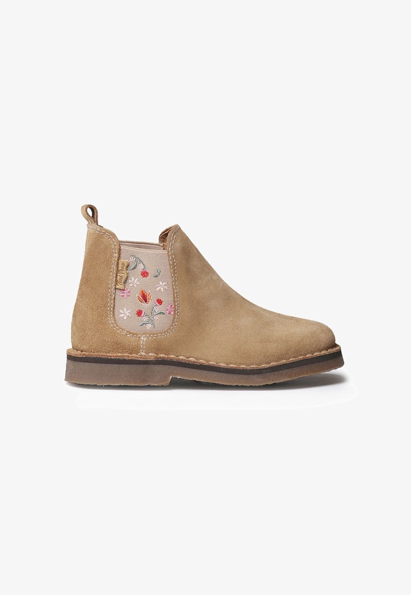 Bottine en daim couleur tabac avec petit talon et panneau latéral élastique présentant une petite broderie florale colorée.