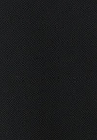 Tissu noir texturé avec une finition mate, caractérisé par un tissage fin et une couleur uniforme, adapté pour le revêtement ou la confection de vêtements.