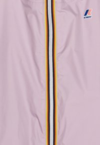 Giubbotto leggero viola con zipper centrale e righe nere, bianche, arancioni e gialle; logo K-Way sulla parte superiore sinistra.