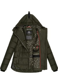 Doudoune vert olive avec capuche amovible, design matelassé, accents intérieurs rouges et doublure à motif avec de petites formes blanches.