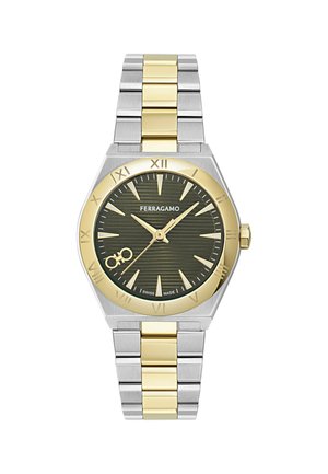 Pánske hodinky Ferragamo s kovovým remienkom v zlatej a striebornej farbe, čiernym ciferníkom, zlatými rímskymi číslicami na lunete a logom na pozícii 12 hodín.