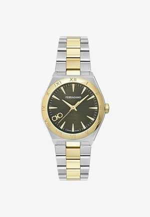 Pánske hodinky Ferragamo s kovovým remienkom v zlatej a striebornej farbe, čiernym ciferníkom, zlatými rímskymi číslicami na lunete a logom na pozícii 12 hodín.