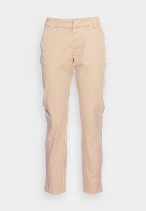 Pantaloni in cotone beige chiaro con un design a gamba dritta, tasche frontali, passanti per la cintura e una texture liscia, caratterizzati da dettagli di cucitura sottili.