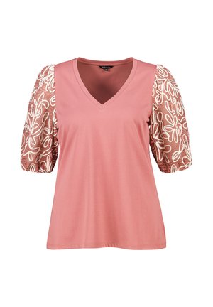 Roze V-hals T-shirt met textuur, geborduurde pofmouwen met witte bloemenpatronen en een gladde, lichte stof.