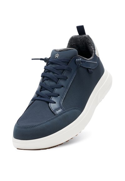 Zapatilla navy con un upper sintético texturizado, cierre de cordones, collar acolchado y suela chunky blanca con una suela de tracción de goma.