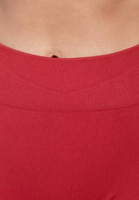Smilodox CETRINA SEAMLESS SCRUNCH  - Shorts - dunkel rot